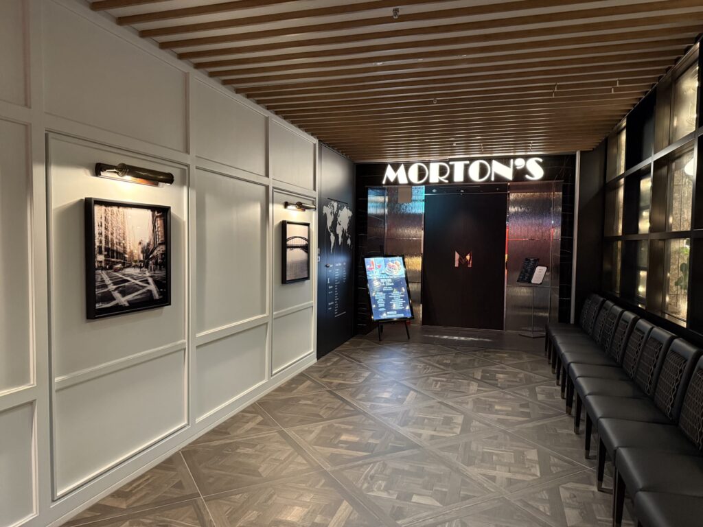 夜にライトアップされたMORTON'S THE STEAKHOUSE 丸の内店の、レンガ造りでクラシックかつ高級感のある外観。