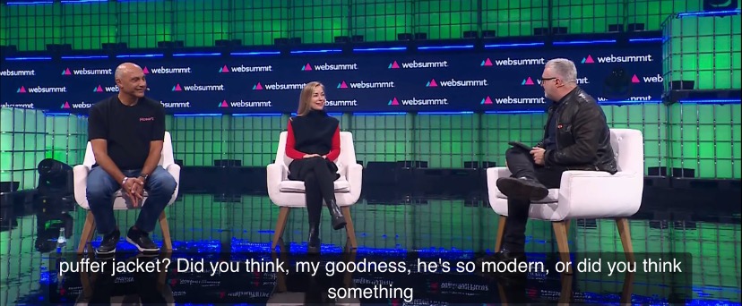 Web Summit 2023のステージで対談するPicsart CEOのHovhannes Avoyan氏(左)とWolff Olins CEOのSairah Ashman氏(中央)。生成AIと人間の創造的な協働について語っている。