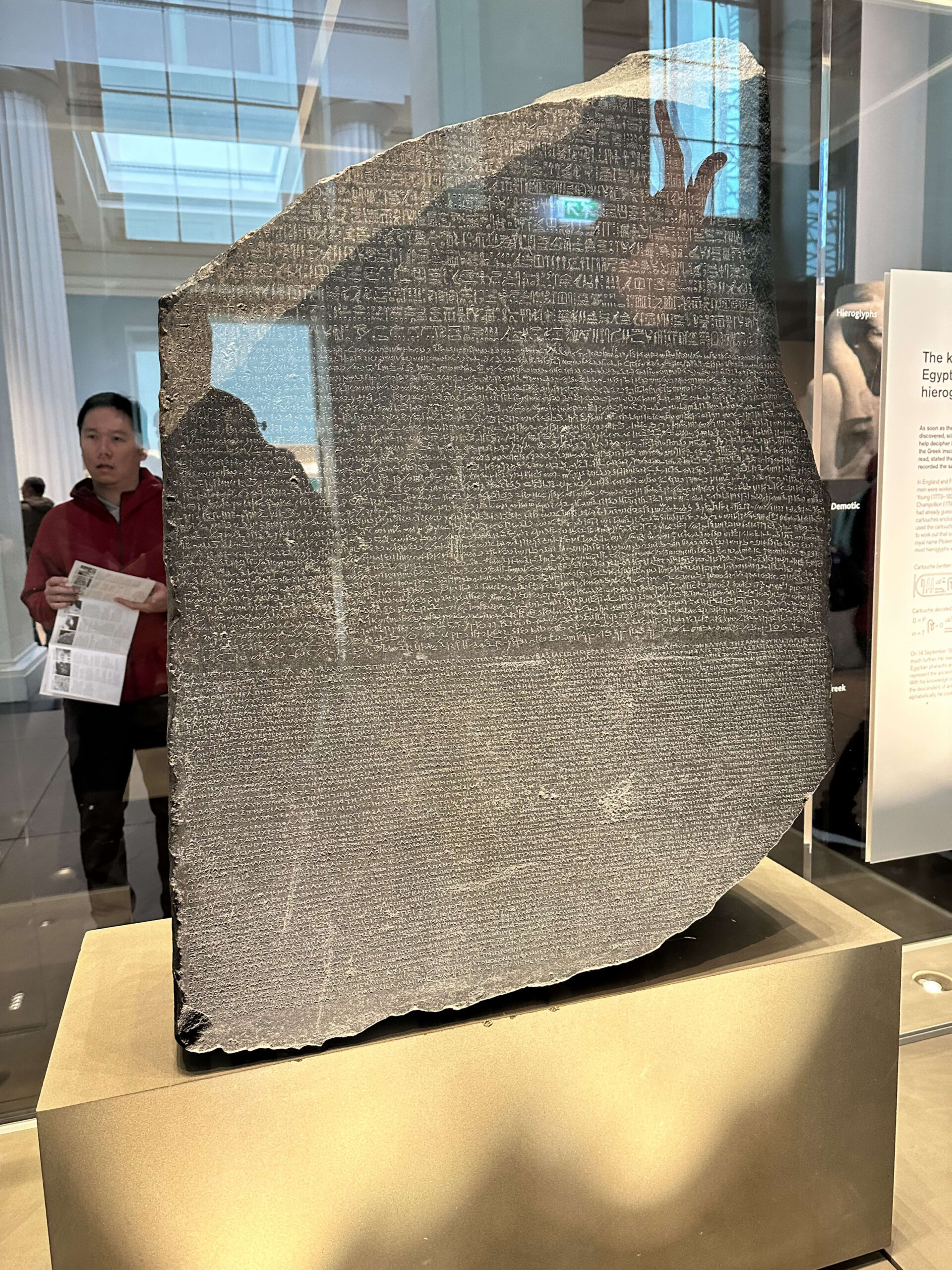 大英博物館に展示されているロゼッタ・ストーンのクローズアップ。表面には古代エジプトの3種類の文字が刻まれている。