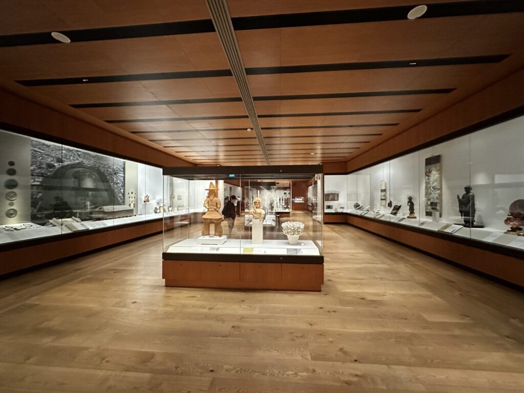 美術館の日本美術セクションの入口。木製の格子戸の向こうに展示品が見え、右側の壁には「日本美術」と書かれた看板が掲げられている。