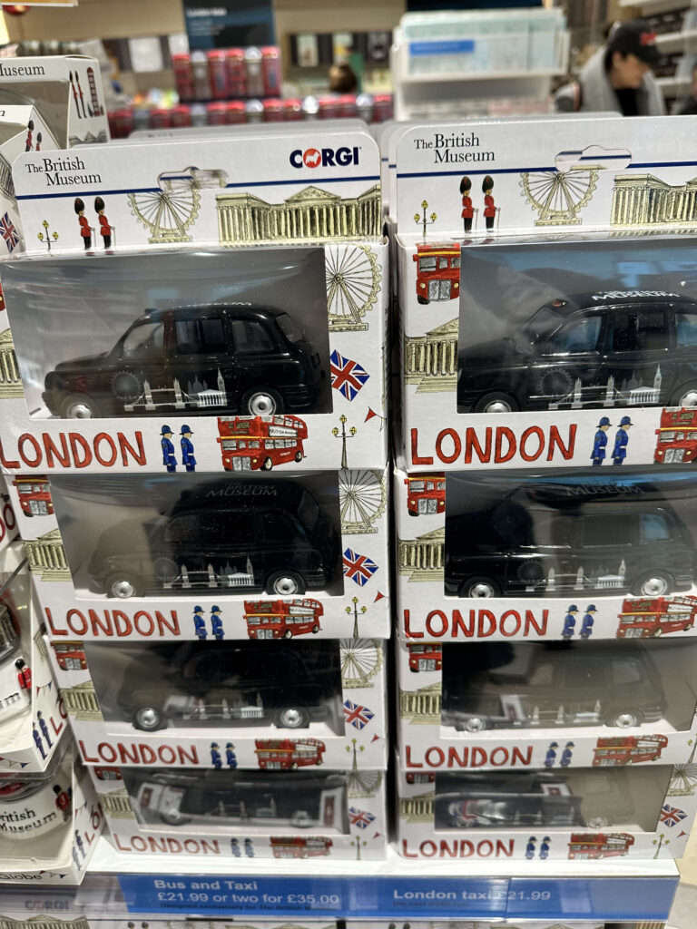 石畳の上に置かれた、ロンドンのクラシックな黒いタクシーのミニチュア模型。