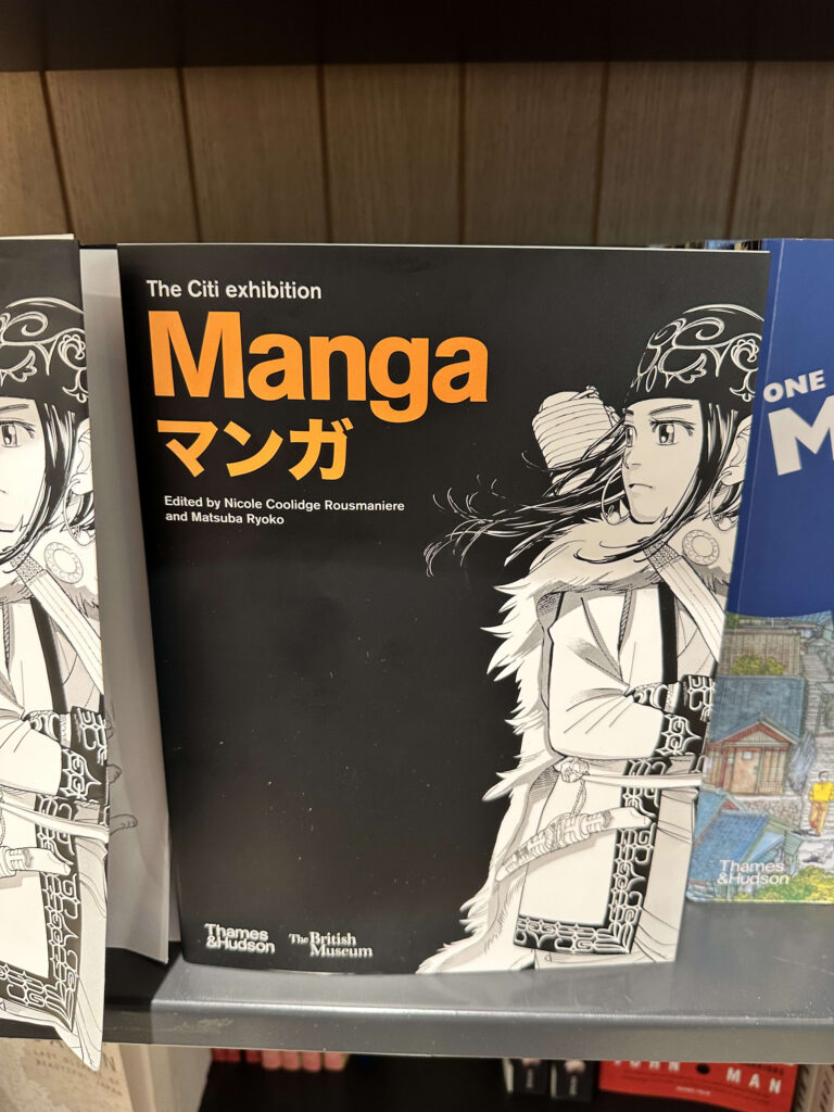 本棚にずらりと並んだマンガ関連の書籍。「マンガの歴史」や描き方に関する本が見える。