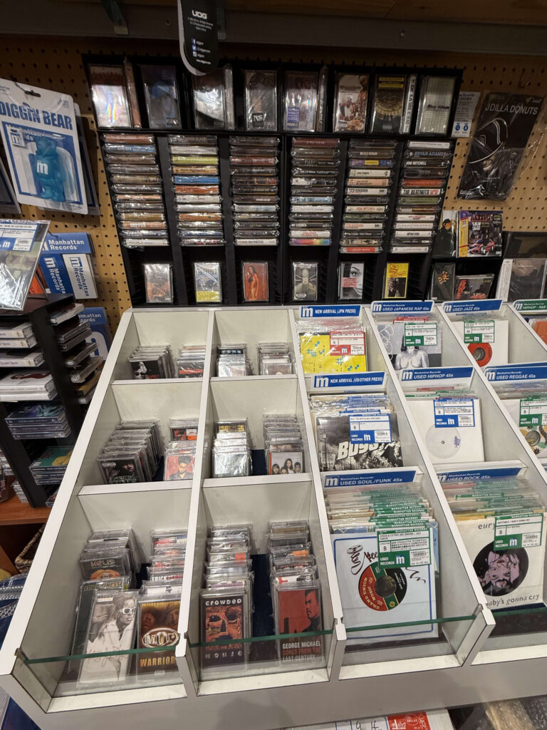 レコード店の棚にずらりと並べられたヒップホップ中心のカセットテープ。