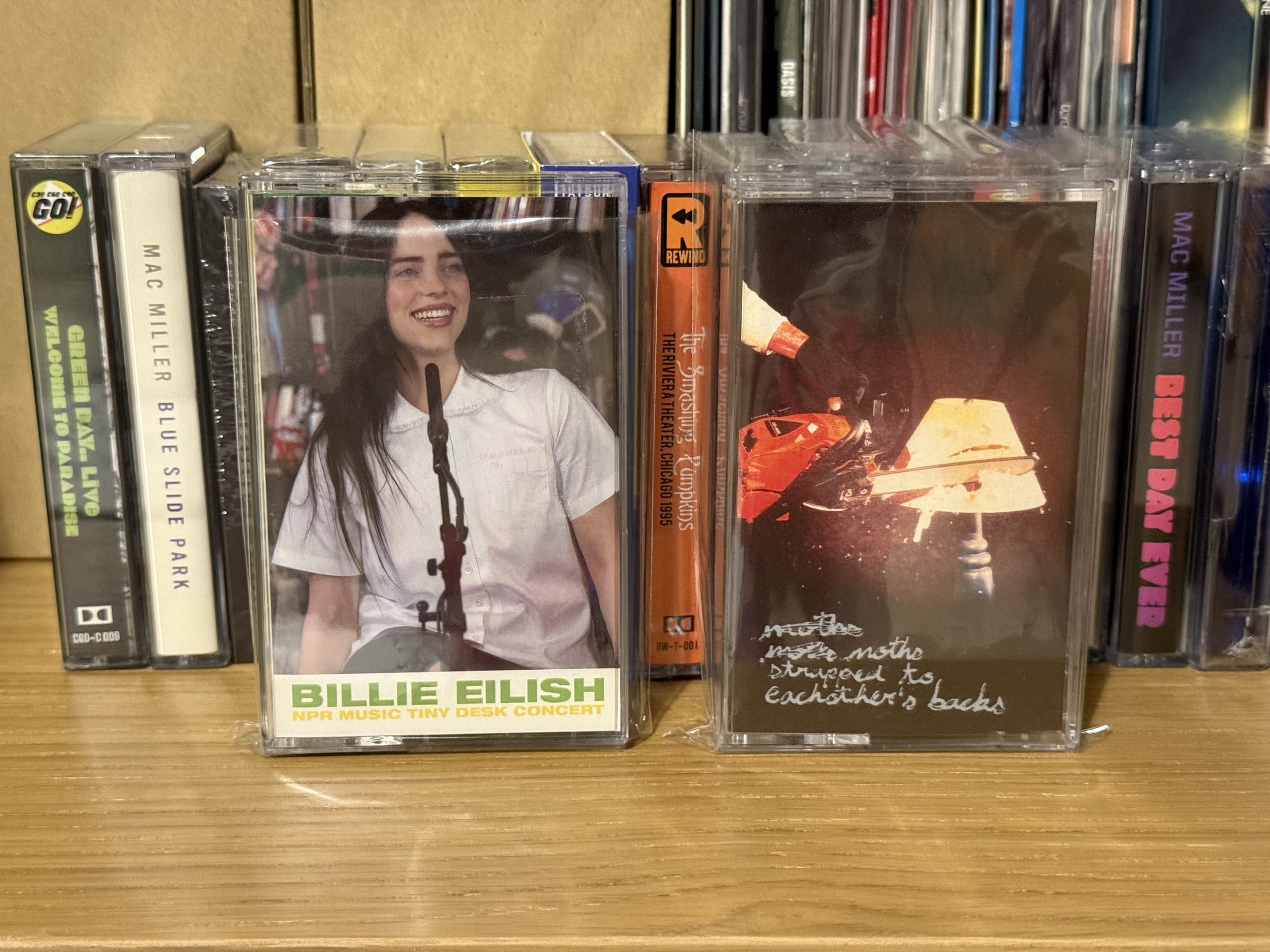 黒いカセットケースに入ったBillie Eilishのライブカセットと、透明なケースに入ったBedriddenのデビューアルバムカセットの2本が並べられている。