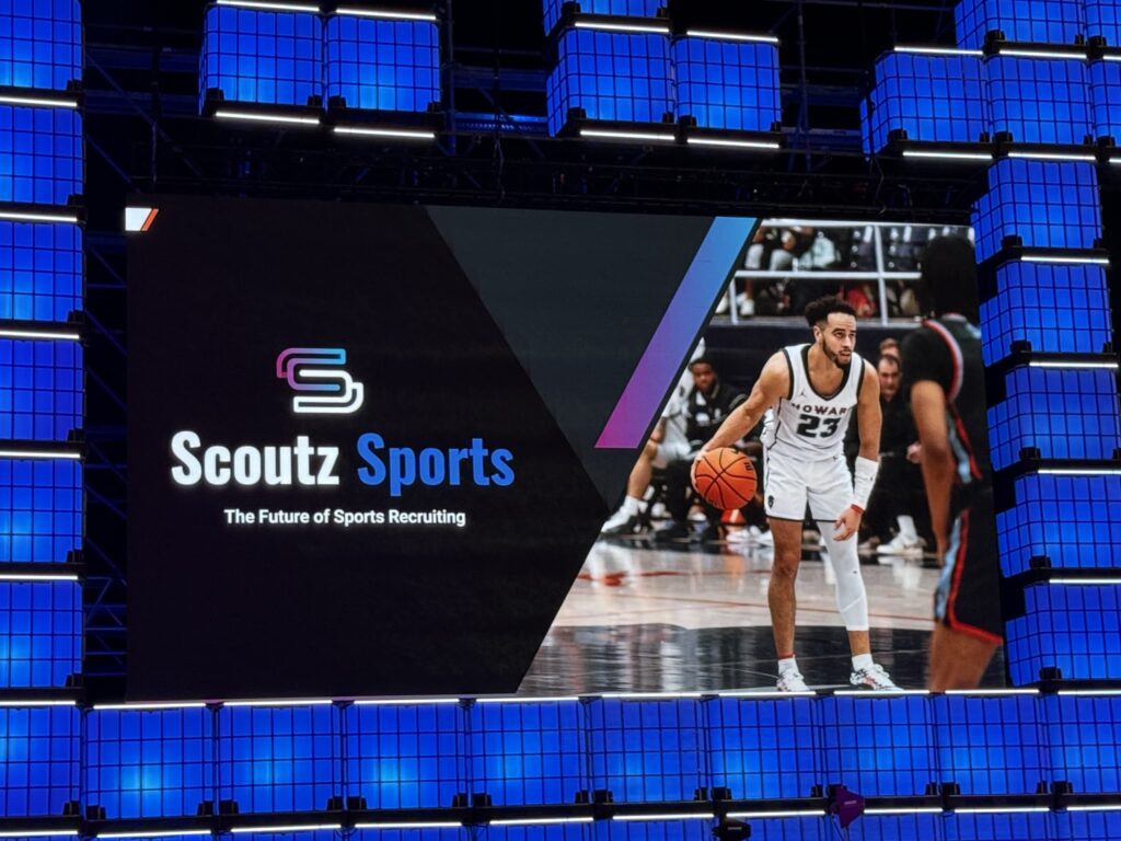 サッカー、野球、バスケットボール、アメリカンフットボールをするアスリートたちの写真コラージュ。中央には「Scoutz」のロゴと「Connect athletes and coaches worldwide」のテキストが配置されている。