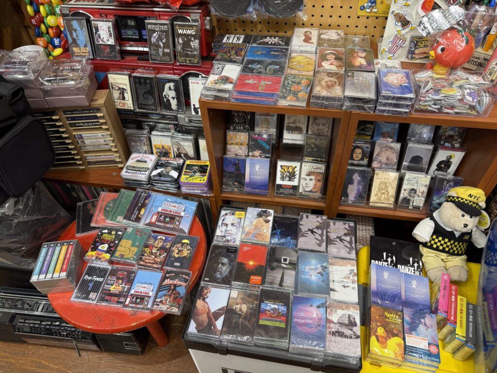 Hip-HopやR&Bと書かれた手書きのポップがある、カセットテープがずらりと並んだ木製の棚。