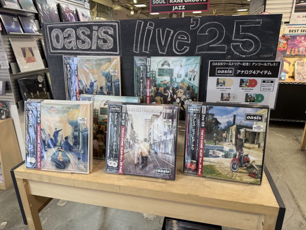 HMVレコード渋谷店の入口にある、イギリスのロックバンドOasisの日本盤再発レコードが陳列された特設コーナー。