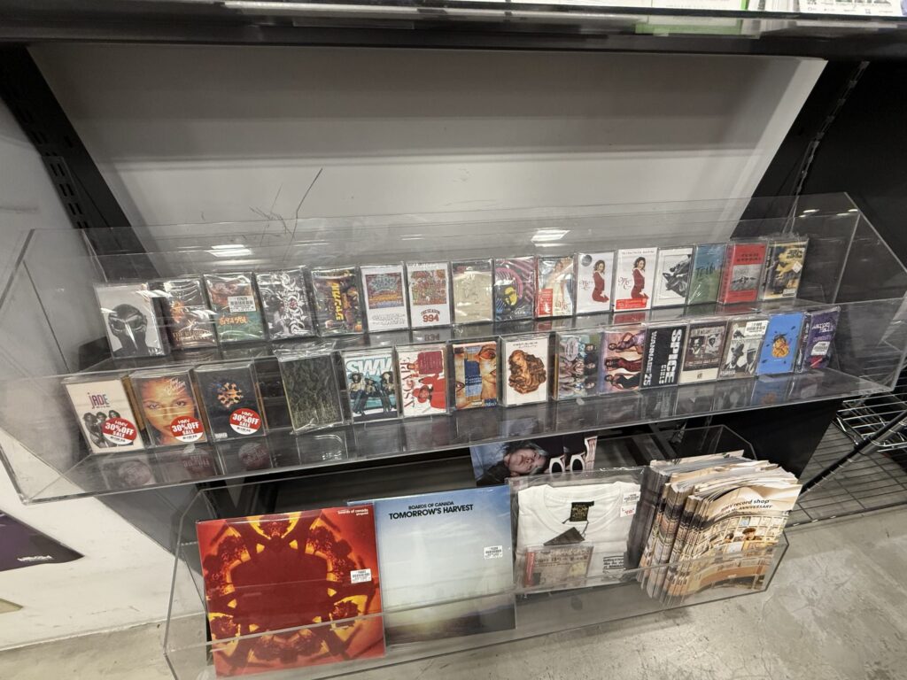 HMV店内にあるHip-Hop、R&B、テクノのカセットテープが並んだ棚の様子。