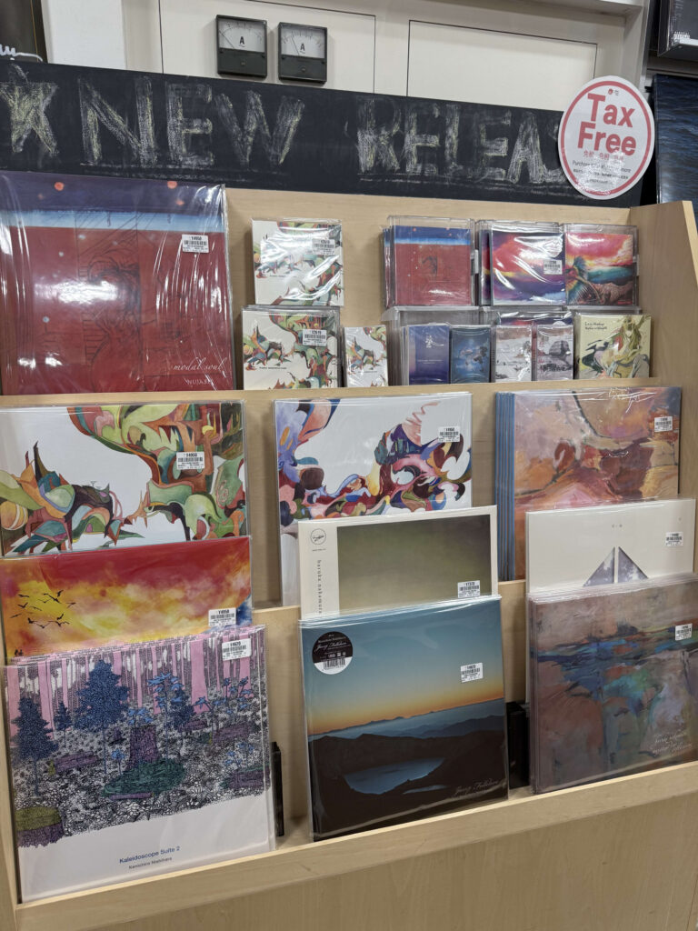 HMVの店内に設置された、日本人アーティストNujabesの特設コーナー。彼のレコードやCDが陳列されている。
