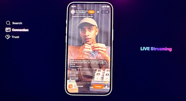 スマートフォンでのライブストリーミングによる生産管理。海外工場の作業員の話す言葉が、AIによってリアルタイムで翻訳され字幕表示されている。