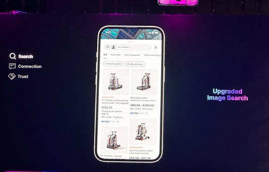 アリババの進化した画像検索機能。スマートフォンで撮影した画像をもとに、類似の製品を即座に検索・提案するデモンストレーション。