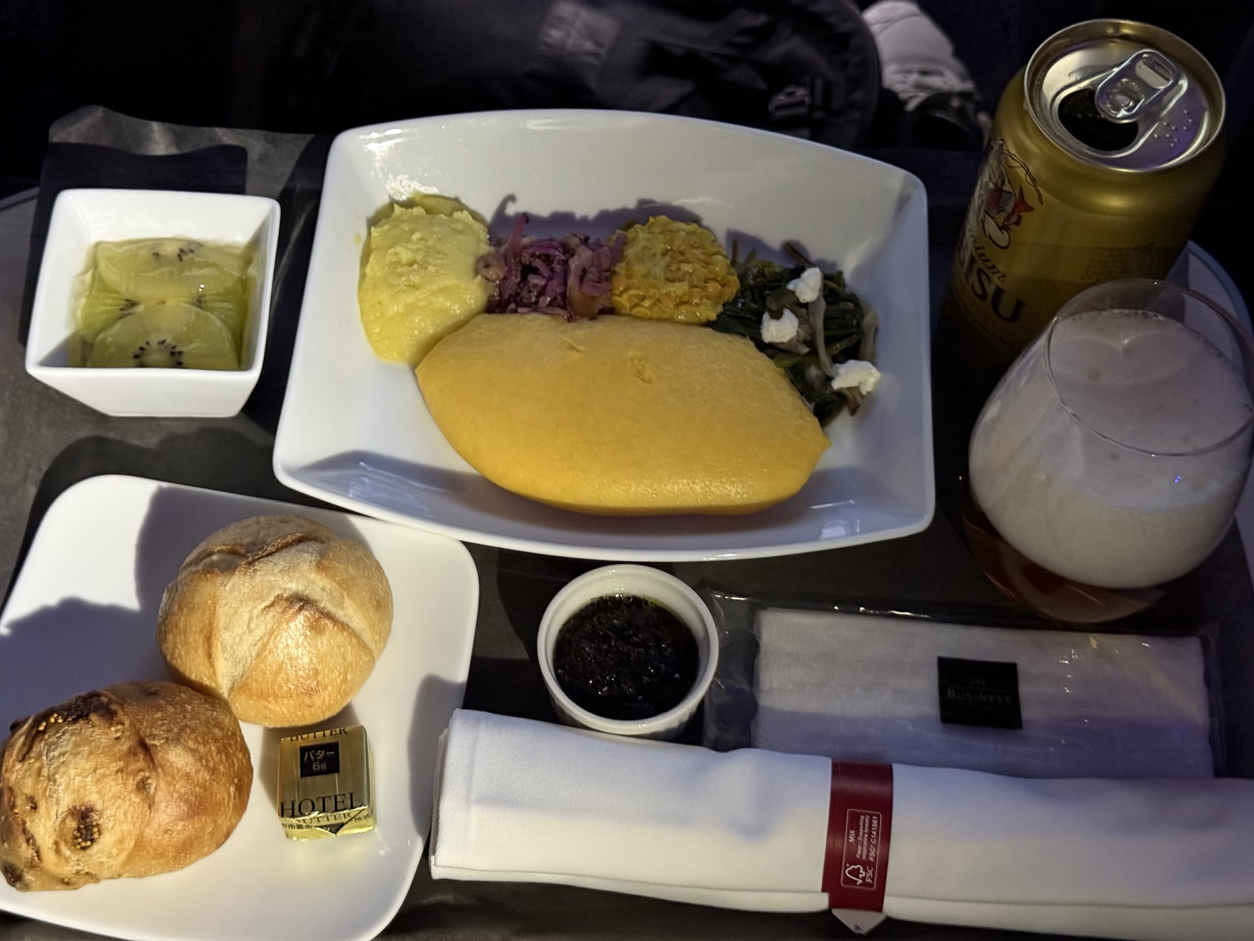 白い皿に盛られたフミコの洋食のプレーンオムレツ。黄金色の美しい焼き加減で、ケチャップが添えられている。