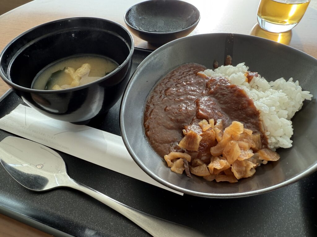 白いお皿に盛られたJALラウンジの特製ビーフカレー。ご飯の横には福神漬けが添えられている。