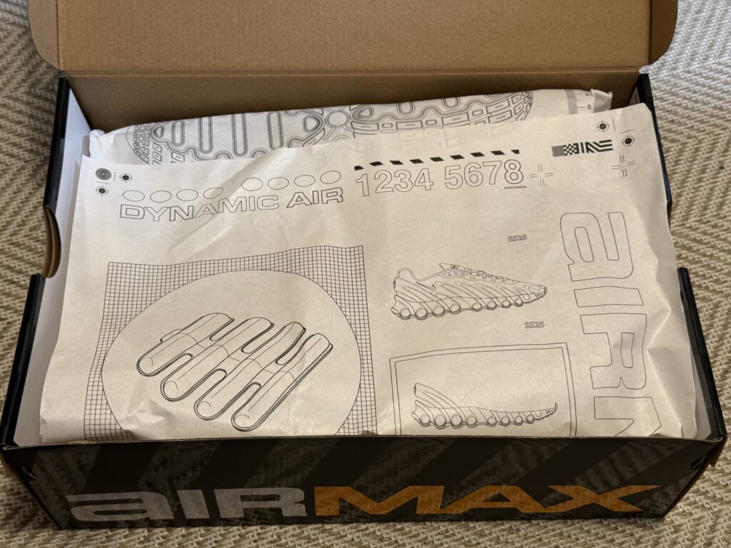 C.Eとナイキのコラボ、エアマックスのシューズボックス。開封すると、スニーカーの設計図がプリントされたC.Eらしいデザインの包装紙が見える。