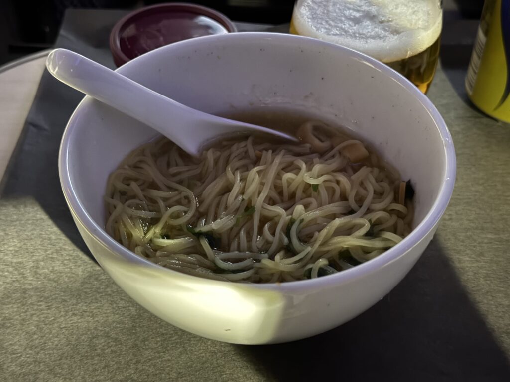 JAL機内で提供されるソラノイロ監修のカップラーメン「ゆず香る中華そば」。チャーシュー、メンマ、ナルトがトッピングされている。
