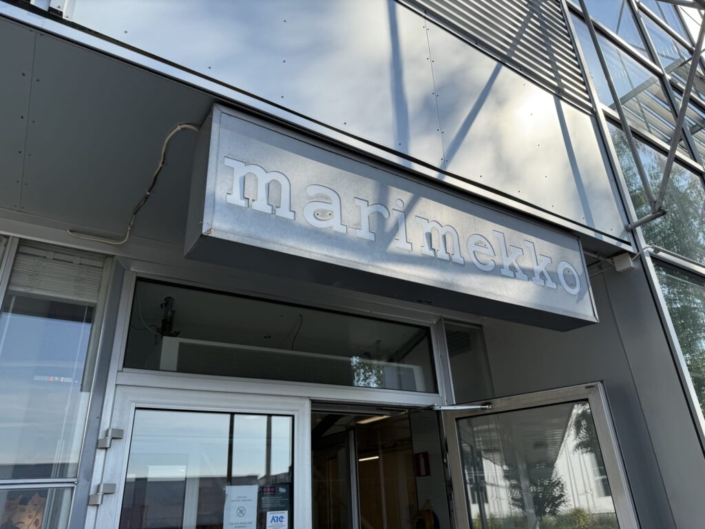 マリメッコ本社ビルの入口にあるロゴサイン
