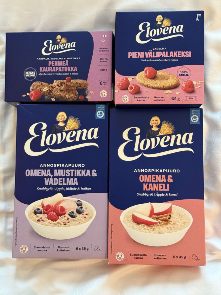 フィンランドのブランド「Elovena」のオートミール製品の箱が4つ。インスタントオートミール2種、オートミールバー、オートミールクッキーが白い布の上に並べられている。