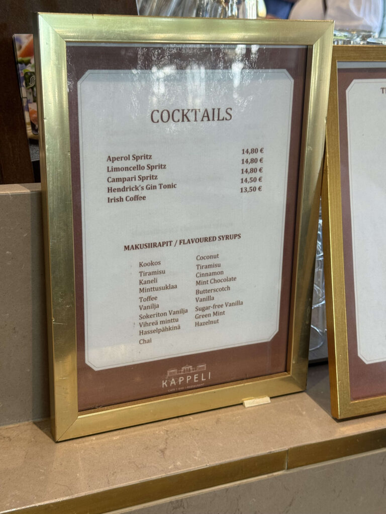 金色の額縁に入ったカッペリレストランのカクテルメニュー。カウンターの上に置かれている。