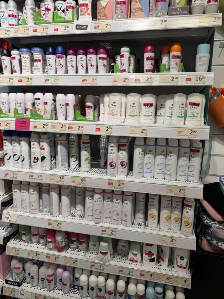 スーパーの棚に陳列された、Dove、Rexona、Niveaなど、様々なブランドのデオドラント製品。