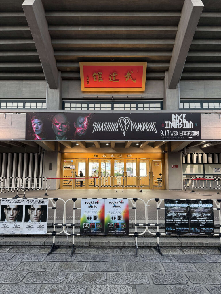 【スマパン 来日 ライブレポ】武道館に響くオルタナの魂。グッズTシャツのデザインから座席の注意点まで徹底解説