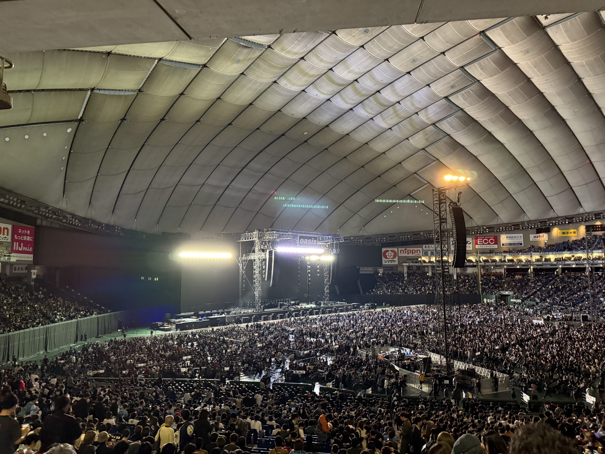 東京ドームで繰り広げられたOasis来日公演の熱狂的なステージ風景