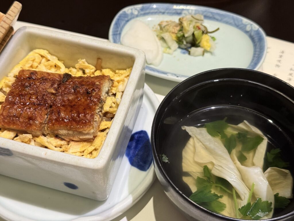 四角い器に入った鰻のせいろ蒸し、お吸い物、香の物がセットになった和定食。