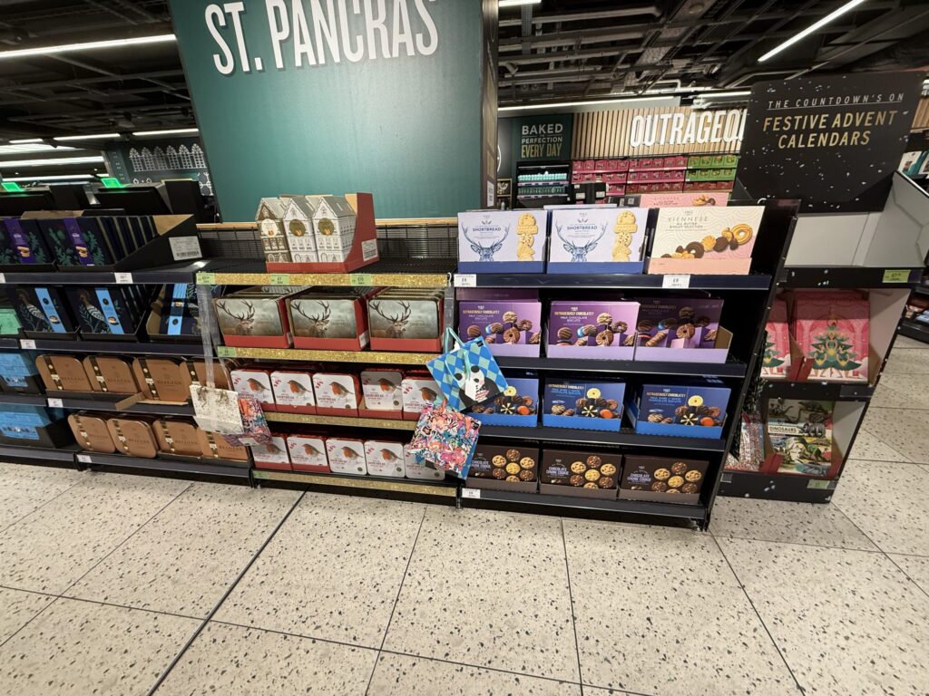 ロンドンのセント・パンクラス駅にあるマークス&スペンサー(M&S)のお菓子売り場の陳列棚
