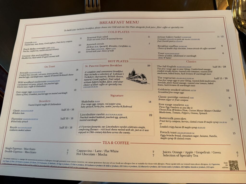 Booking Office 1869の朝食メニュー。白い紙に赤と黒の文字で印刷されており、フルイングリッシュブレックファストやエッグベネディクトなどの料理が並んでいる。