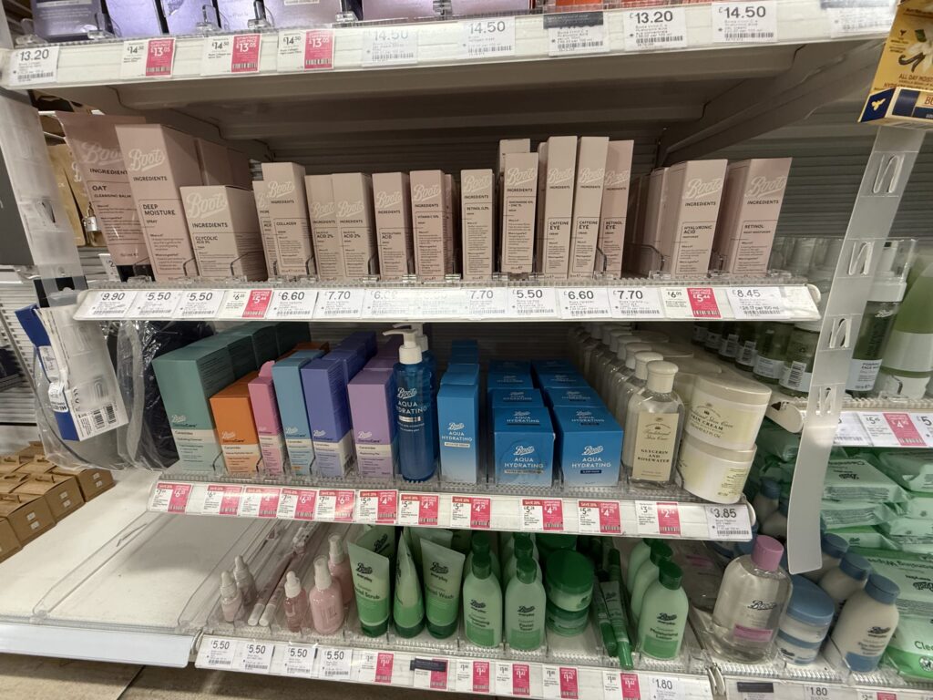 Bootsの店内に並ぶオリジナルブランドのスキンケア商品の陳列棚。Ingredients、Aqua、Everydayシリーズなどが整然と置かれている。