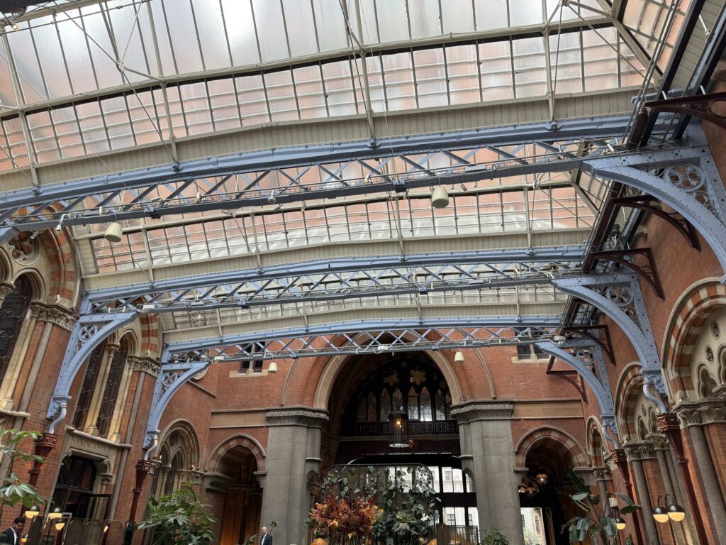 セント・パンクラス・ルネッサンス・ホテルの高いガラス天井と青い鉄骨の梁