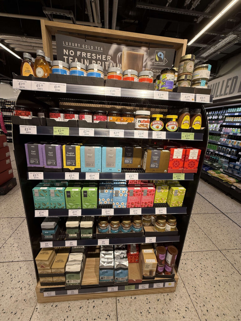 セント・パンクラス駅にあるM&Sの陳列棚。紅茶、ハーブティー、コーヒー、ジャム、蜂蜜などが並んでいる。