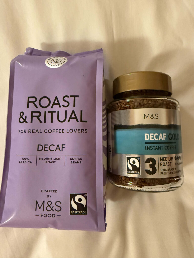 M&Sのデカフェコーヒー豆の紫色のパッケージとデカフェ・ゴールド・インスタントコーヒーの瓶