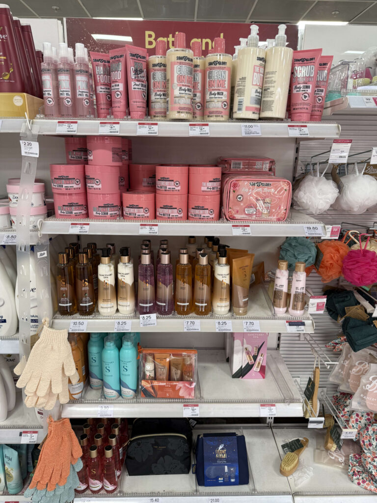 Bootsの店内の棚に並ぶSoap & GloryとSanctuary Spaのボディケア商品
