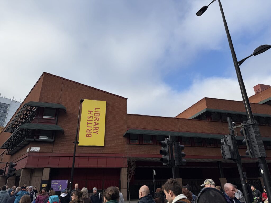 赤レンガ造りの大英図書館の外観と、「BRITISH LIBRARY」と書かれた黄色い垂れ幕