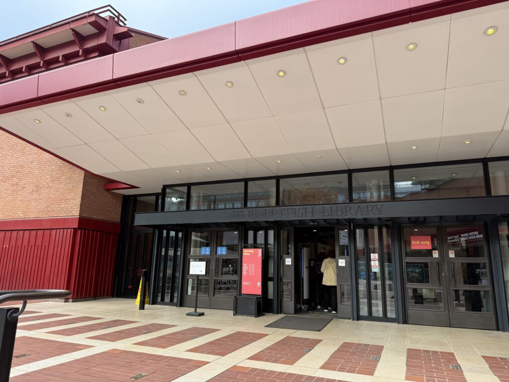 赤い庇と「THE BRITISH LIBRARY」の看板が特徴的な大英図書館の正面入口