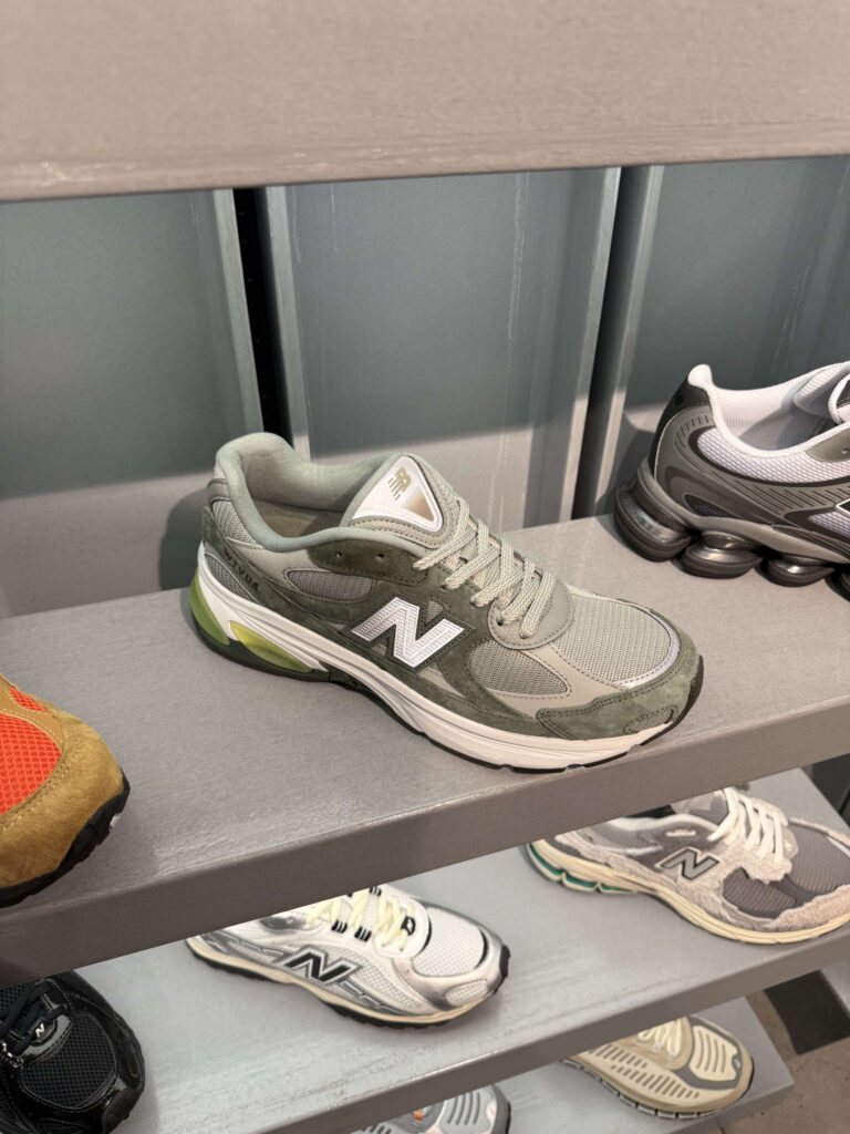 Foot Patrolの陳列棚に置かれたWTAPS × New Balance 990v6スニーカー