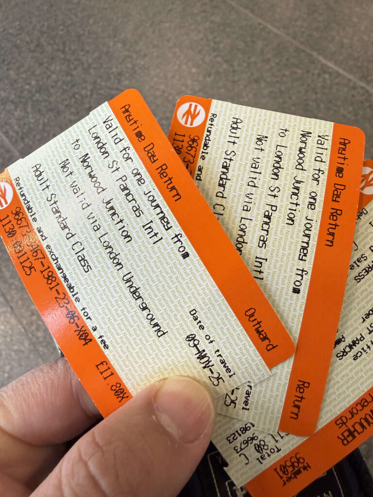 ロンドン・セント・パンクラス・インターナショナル駅からノーウッド・ジャンクション駅へのナショナル・レールの往復切符を持っている手元のアップ