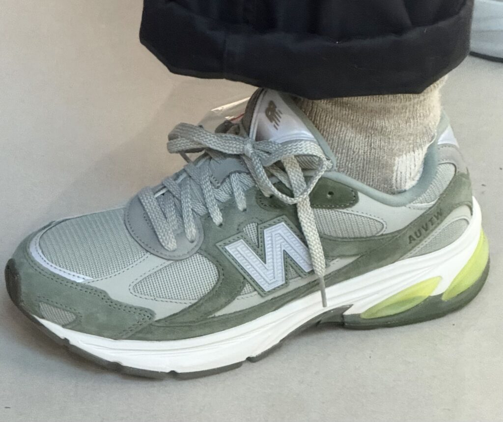 Foot Patrolで試着中のオリーブグリーンのニューバランススニーカー