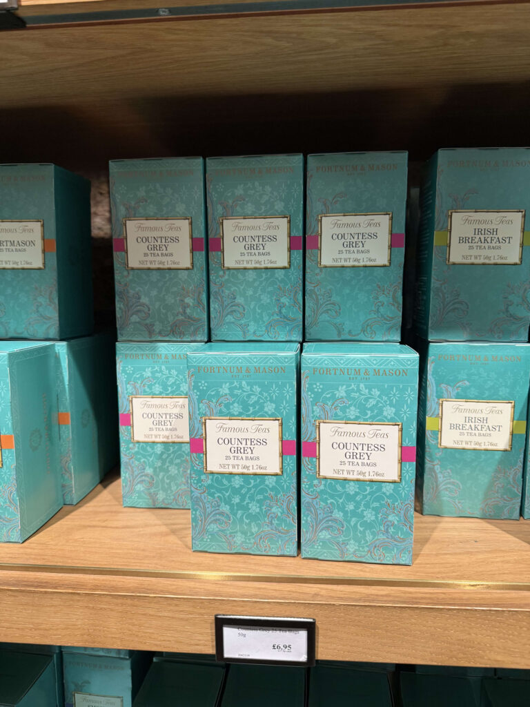 フォートナム・アンド・メイソンの棚に並ぶカウンテス・グレイとアイリッシュ・ブレックファストの紅茶の箱