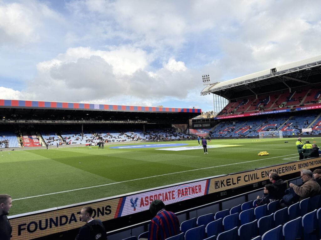 ピッチに近い観客席から見た、クリスタル・パレスFCの本拠地セルハースト・パークのスタジアム全景