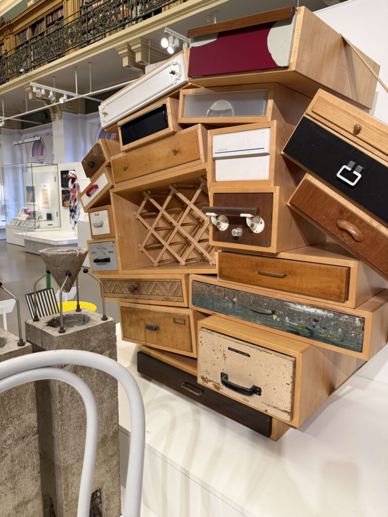 美術館に展示されている、様々な種類の引き出しを不規則に積み重ねて作られた立体アート作品。