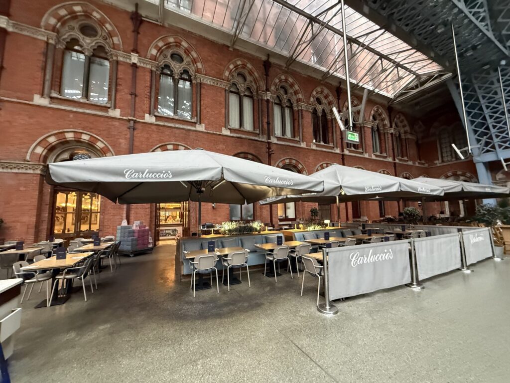 セント・パンクラス国際駅構内にあるイタリアンレストラン「Carluccio's」のテラス席と赤レンガの壁面