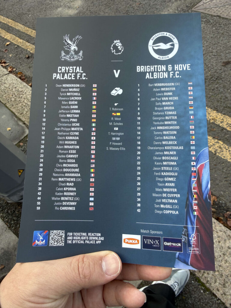 クリスタル・パレスFC対ブライトン・アンド・ホーヴ・アルビオンFCのチームシート。鎌田大地と三笘薫の名前が記載されたメンバー表を手に持っている画像