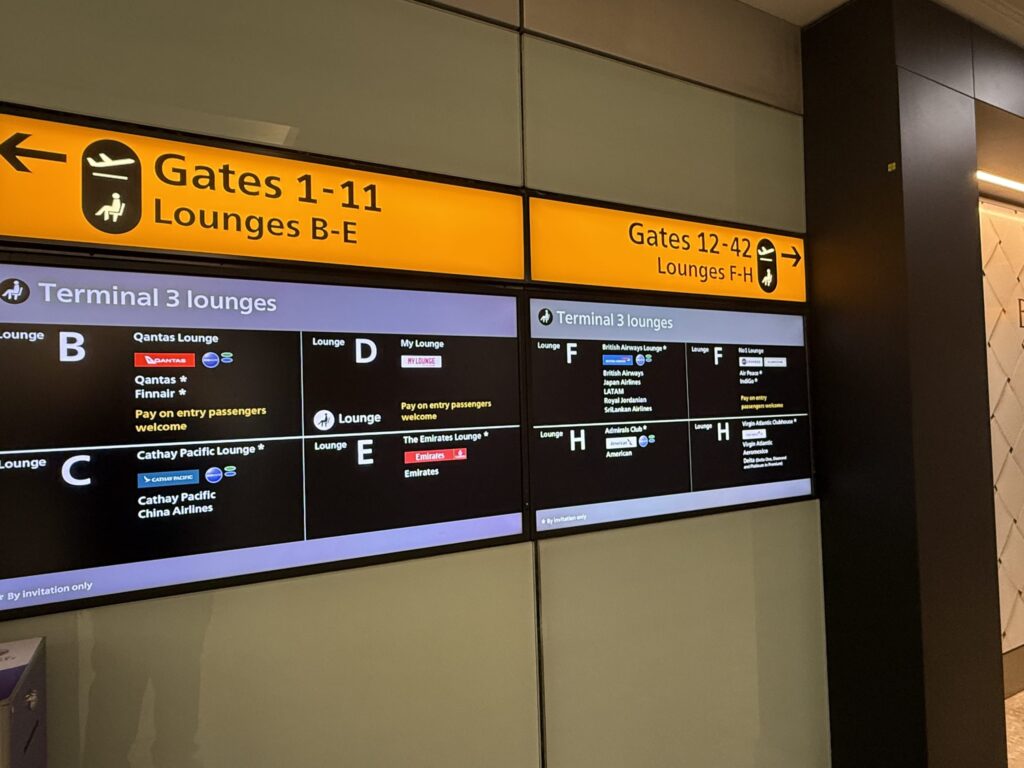 ターミナル3のラウンジ案内表示板。ゲートの方向と、ブリティッシュ・エアウェイズ(Lounge F)や日本航空などの各ラウンジの場所が一覧で表示されている。