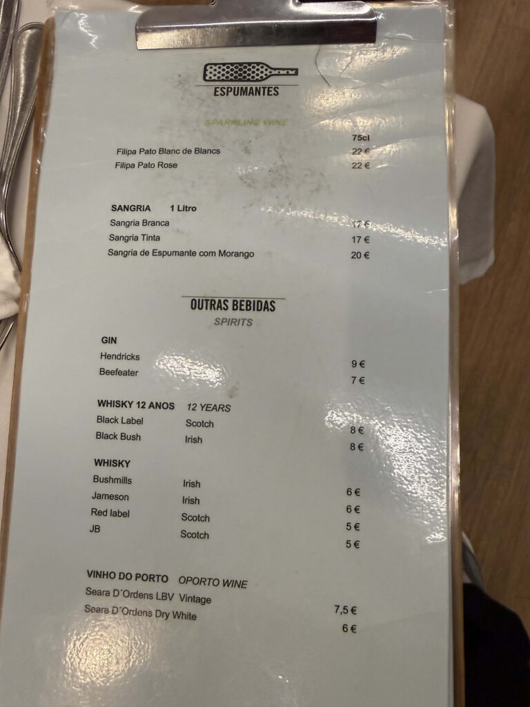 Páteo Restauranteのドリンクメニュー表。スパークリングワイン、サングリア、スピリッツ、ポートワインの価格一覧