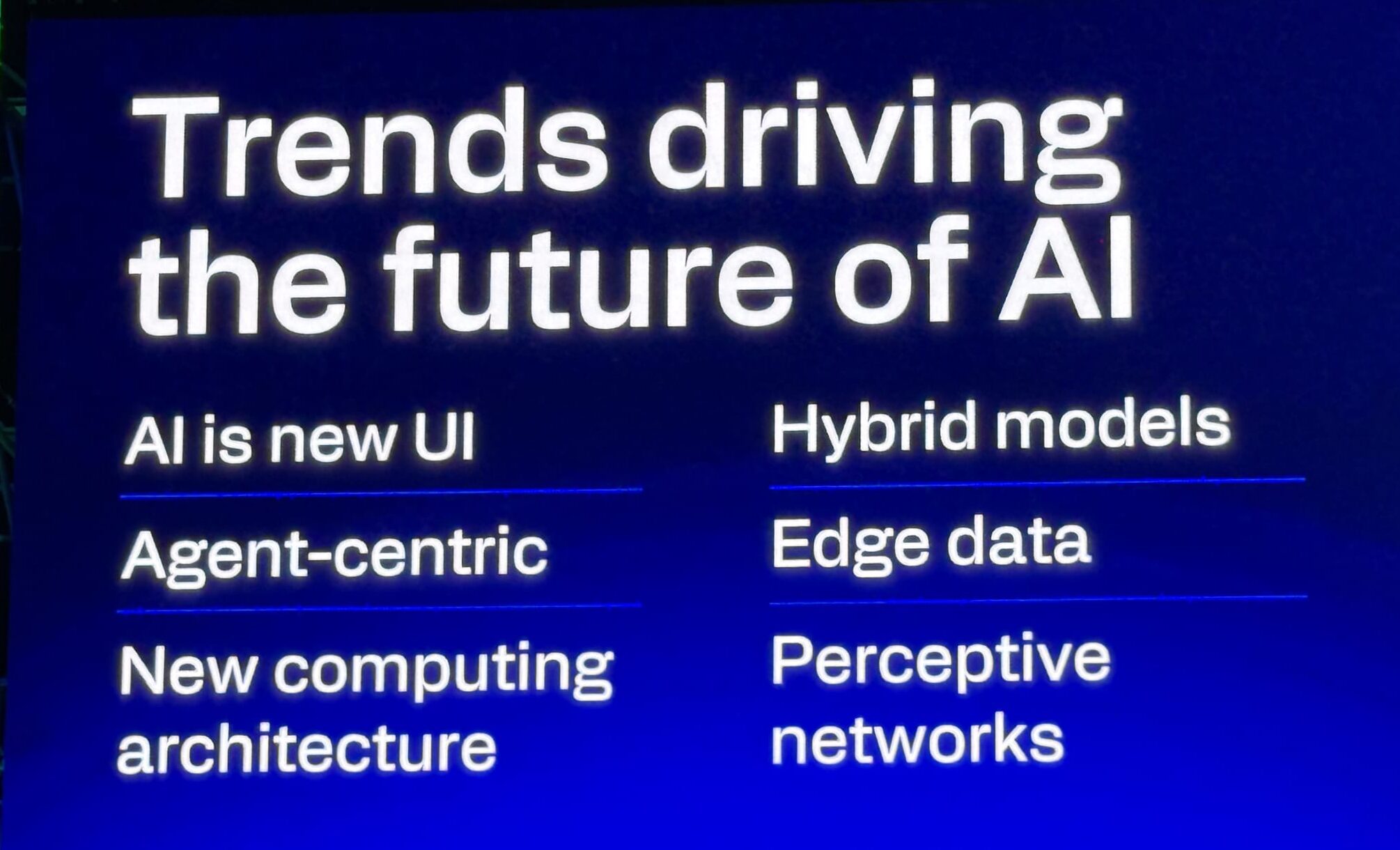 「Trends driving the future of AI」と題されたプレゼンテーションスライド。AI is new UI、Agent-centric、New computing architecture、Hybrid models、Edge data、Perceptive networksという6つのトレンドがリストアップされている。
