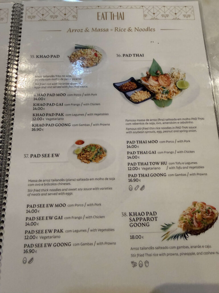 「Eat Thai」のメニュー表。35番カオパッド、36番パッタイ、37番パッシーイウ、38番パイナップルチャーハンの写真と価格リスト
