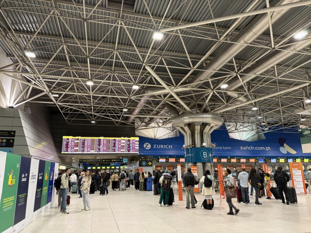 幾何学的な金属天井とリスボン・ポルテラ空港のチェックインカウンター