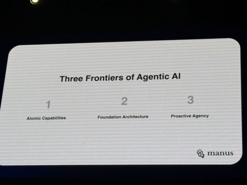 「Three Frontiers of Agentic AI（エージェントAIの3つのフロンティア）」と題されたmanusのプレゼンテーションスライド。1. Atomic Capabilities、2. Foundation Architecture、3. Proactive Agencyの3点が記載されている。