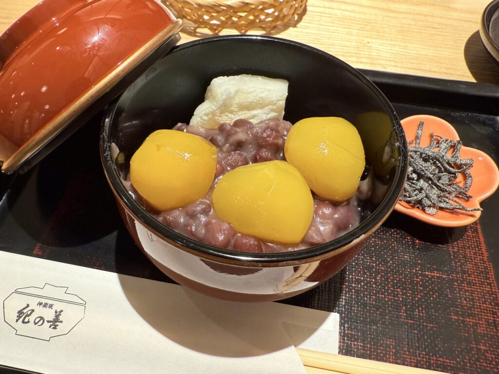神楽坂「紀の善」の栗ぜんざい。大きな栗の甘露煮3つ、焼き餅、粒あんが入ったお椀と、箸休めの塩昆布。